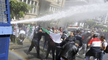 Algeria: scontri in piazza ad Algeri