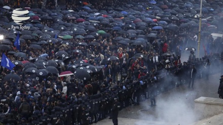 Albania, molotov contro l'ufficio del premier