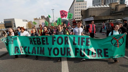 英・ロンドンで、デモ参加の環境保護活動家１０００人以上が逮捕