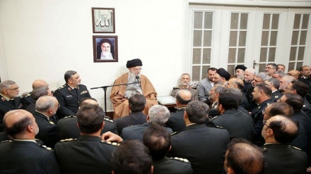 مقام معظم رهبری: با قاچاق و عوامل ناامن‌کننده فضای مجازی برخورد جدی کنید
