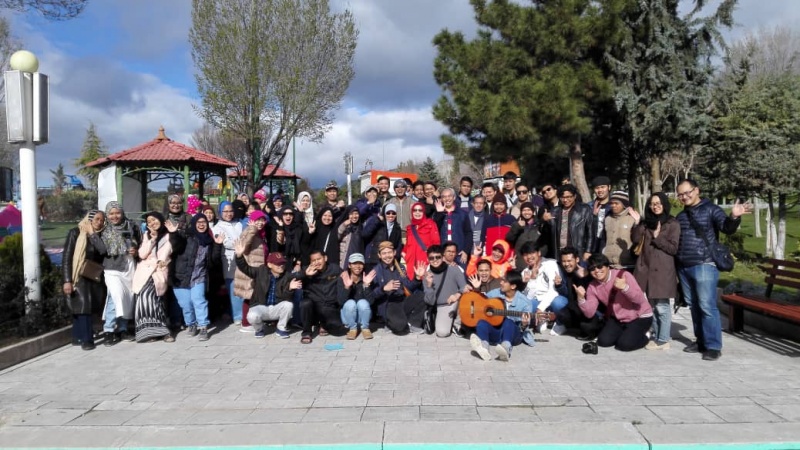 Foto bersama di sela-sela silaturahmi di Taman Parvaz, Tehran, Selasa, 2 April 2019.