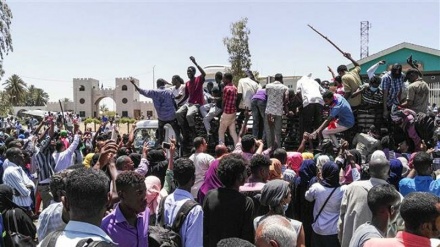 Sudan protesters attacked during sit-in, ‘troops try to help’