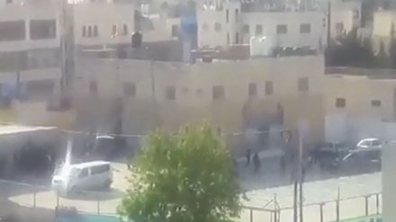 Karena Gas Air Mata, Sejumlah Siswa Palestina Sesak Nafas