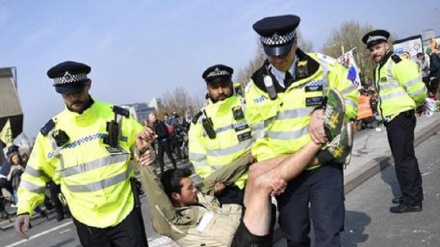 Protesta attivisti clima su treno Londra