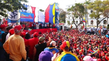 ベネズエラで、マドゥロ大統領を支持するデモ