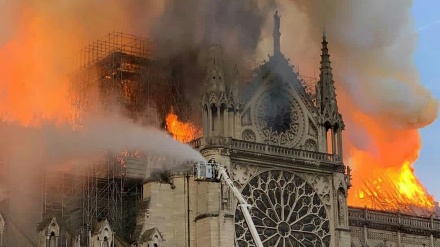 Katderalja Notre Dame në Paris përfshihet nga zjarri