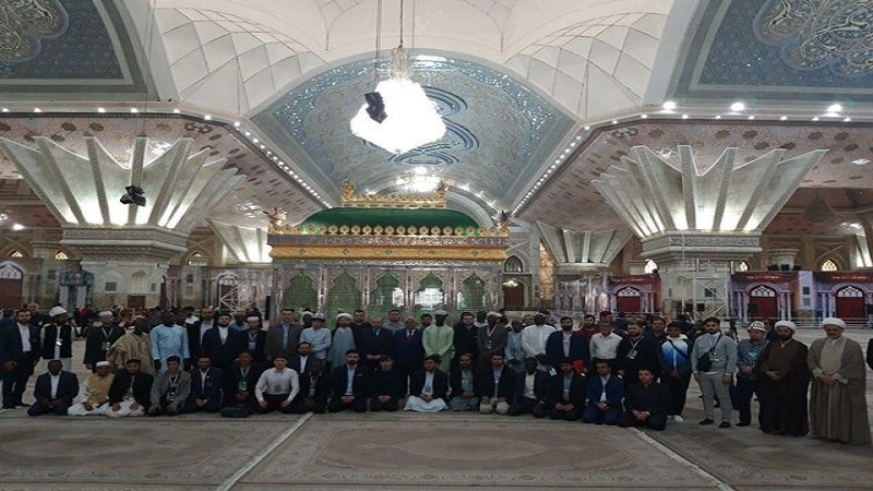 ادای احترام شرکت کنندگان مسابقات بین المللی قرآن به مقام شامخ امام خمینی (ره)