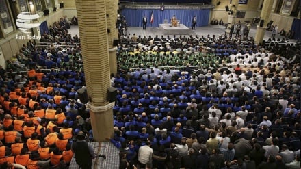 Líder iraní recibe a obreros con motivo de la semana del trabajo