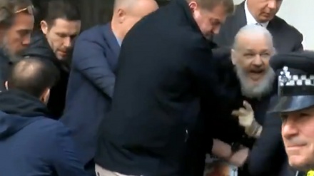 İngiliz polisi Assange'ı gözaltına aldı