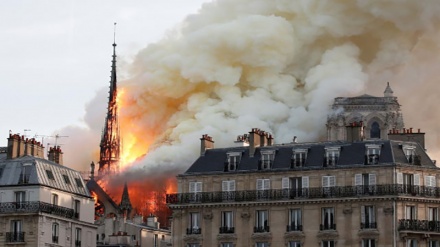 Bangunan Gereja Katedral Notre Dame Terbakar 