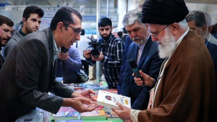 Rahbar Kunjungi Pameran Buku Internasional Tehran