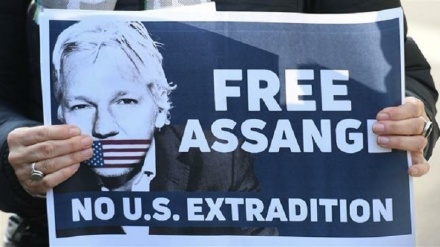 German, Spanish MPs protest outside UK jail holding Assange