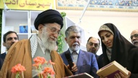 ハーメネイー師が、テヘラン国際書籍見本市を視察 