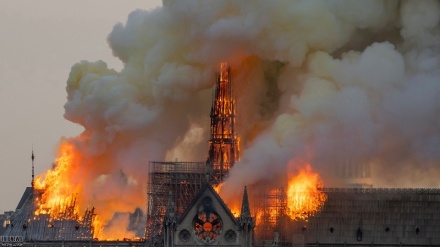 Parižde Notre Dame kilisesiniň uly bölümi ýangynda dargady