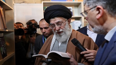 Leader visits 32nd Int’l Book Fair in Tehran 