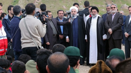 イラン大統領が、同国西部の洪水被災地を視察
