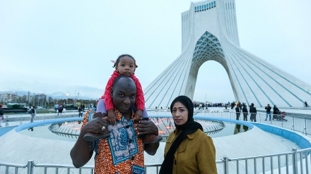 Bundaran Azadi dan Wisatawan Nowruz (1)