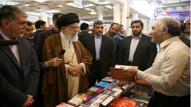  بازدید رهبر معظم انقلاب اسلامی از نمایشگاه کتاب تهران