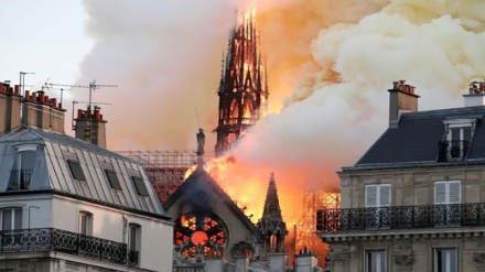 Kebakaran di Gereja Katedral Notre Dame Paris