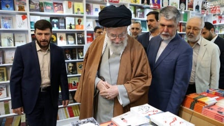 Lideri suprem viziton Panairin e Librit në Teheran
