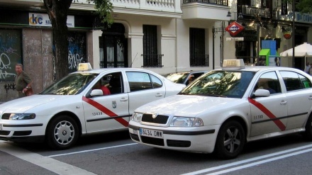 Taxistas de Madrid llevarán publicidad gratuita de Podemos en plena campaña electoral