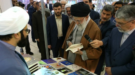 Rahbar Mengunjungi Stan-stan Pameran Buku Internasional