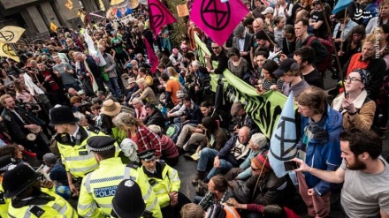 Activistas protestan en Londres en contra del cambio climático