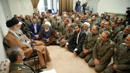 İslam İnkılabı Rehberi: Amerikalılar'ın iğrenç girişiminin ardından Ordu ve Devrim Muhafızları'nın kardeşlik eli güzel bir hareketti