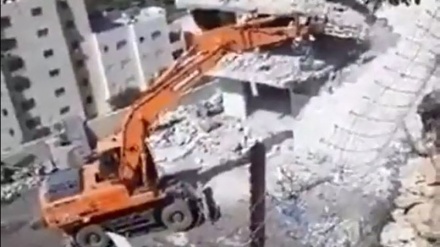 Otoritas Zionis Paksa Warga Palestina Hancurkan Rumahnya