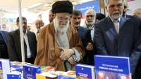 ハーメネイー師が、テヘラン国際書籍見本市を視察 