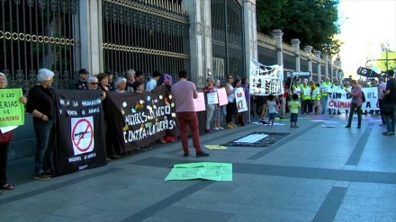 Activistas protestan contra comercio y feria de armas en España+Video