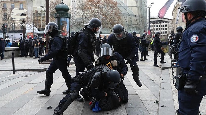 پلیس پاریس 64 معترض جلیقه‌زرد را بازداشت کرد