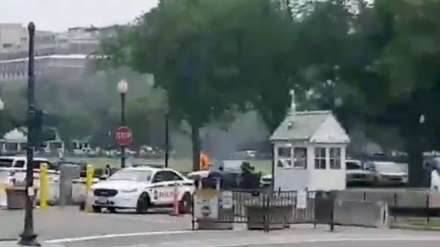 米・ホワイトハウス前でアメリカ市民が焼身自殺未遂（動画）