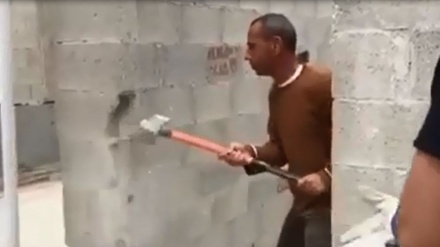 Salaymeh Terpaksa Hancurkan Rumahnya Sendiri