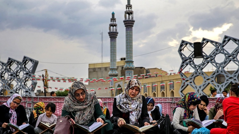 Kegiatan tadarus untuk perempuan di salah satu sudut kota Tehran.