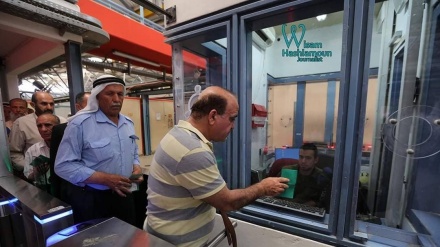 Warga Palestina Lintasi Pos Pemeriksaan Zionis untuk Jumatan