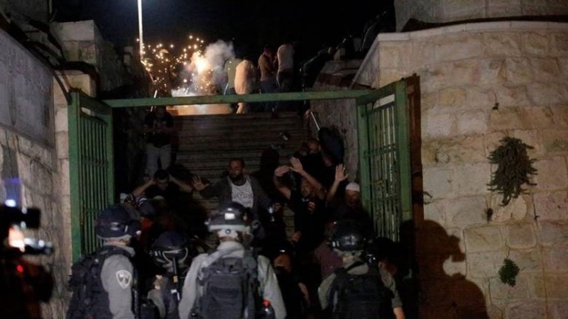 イスラエル軍による聖地のアクサーモスクへの夜襲