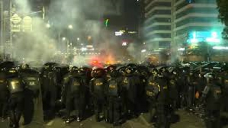 Indonesia, gli scontri di Giacarta: morti e feriti