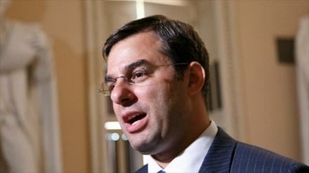 Un congresista republicano urge la destitución de Trump