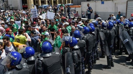 Algeria clashes leave 24 police officers injured