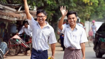 रोहिंग्या मुसलमानों पर अत्याचारों का पर्दाफ़ाश करने वाले दोनों पत्रकारों को रिहा करने पर मजबूर हुई म्यांमार सरकार
