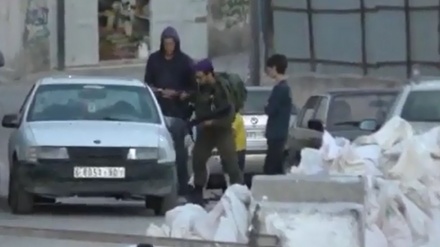 Tentara Zionis ini Merusak Mobil Warga Palestina