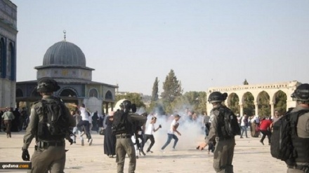 Sionistët sulmojnë besimtarë myslimanë në Xhaminë Al Aksa