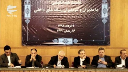 扎里夫与国内媒体主管和编辑共同举行部长级会议