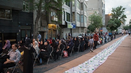 Buka Puasa Bersama di Jalan Qasr-e-Dasht, Tehran