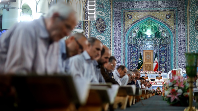 Kegiatan tadarus di Kompleks Makam Shah Abdul \'Azim Al Hasani, Tehran.