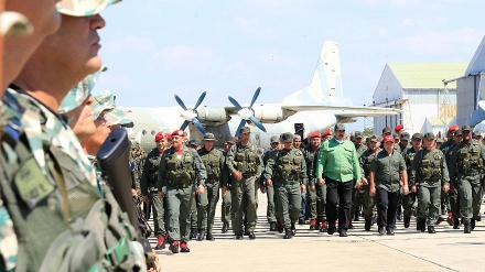 ベネズエラ大統領が、政府軍に米の攻撃に備えた出動態勢を指示