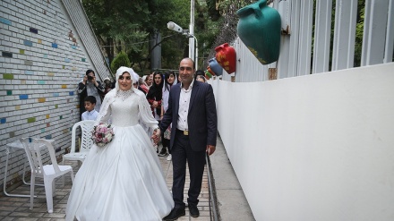 तेहरान की एक चेरिटी संस्था में कभी फ़ुटपाथ पर रहने वाले जोड़ों की शादी का जश्न