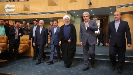 Prezdent Ruhani de tələbə iyən cıvonon vindemon