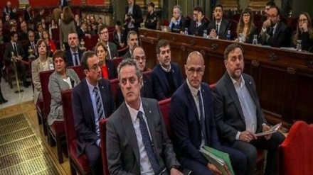Presos independentistas recogen sus actas parlamentarias bajo supervisión policial